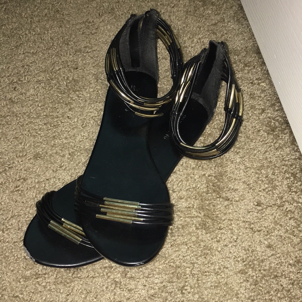 BLACK AND GOLD FLAT SANDALS - call it spring